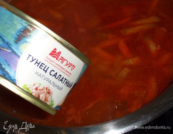 Добавляем консервированного тунца. Для приготовления супа я использую продукцию ТМ «Магуро». 
