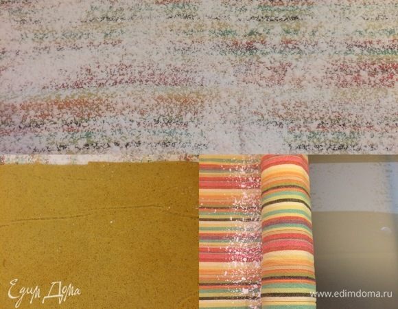 Полотенце присыпать сахарной пудрой, перенести на него горячий рулет, аккуратно снять бумагу для выпечки и свернуть в рулет. Полностью остудить.