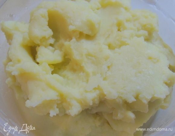 Картофель отвариваем, солим, перчим, пюрируем. При желании в пюре можете добавить немного каперсов.