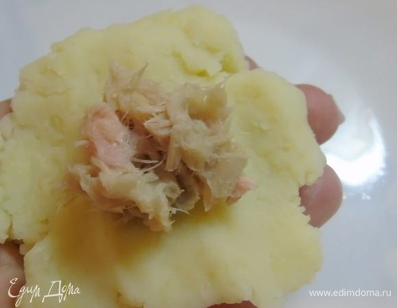 Отщипываем немного пюре и формируем лепешечку, выкладываем немного тунца.