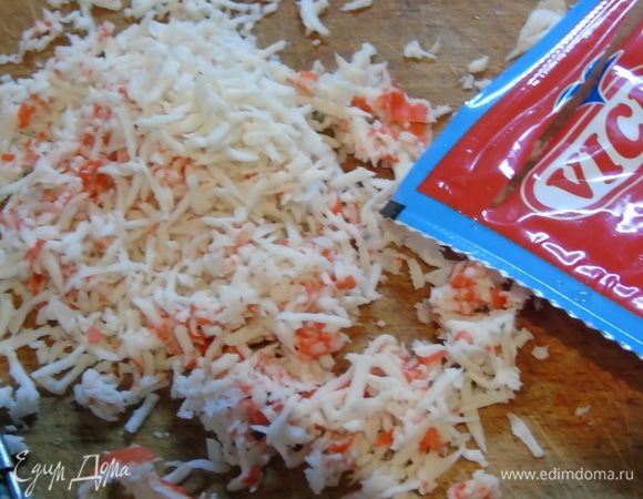 Крабовые палочки ТМ VICI трем на мелкой терке.