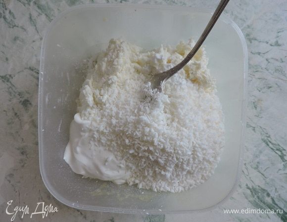 Для начинки смешиваем творог, сахарную пудру ТМ HAAS, сметану и размягченное масло, если творог крупинками, его необходимо протереть через сито. Количество сметаны может варьироваться в зависимости от творога. Консистенция готовой смеси должна быть примерно как у творожной массы или чуть жиже. Кстати, вы можете взять готовую творожную массу, если экономите время, творог делим на две части, в одну часть я добавила кокосовую стружку.