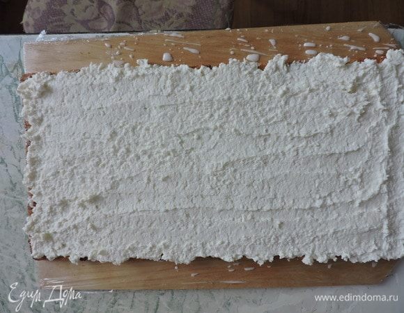 Смесь с кокосовой стружкой равномерно размазываем по первому слою печенья.