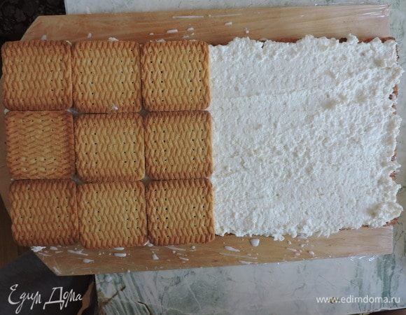 Сверху кладем второй слой печенья, смоченного молоком (18 штук).