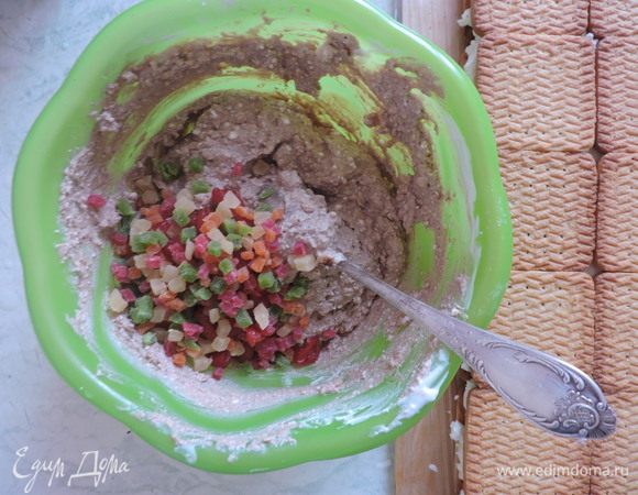 Во вторую часть творожной смеси добавляем какао и горсть цукатов, вы можете использовать разные добавки по своему вкусу (я часто еще делаю с сухофруктами). 