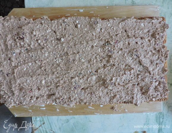 Распределяем ее равномерно по слою печенья.