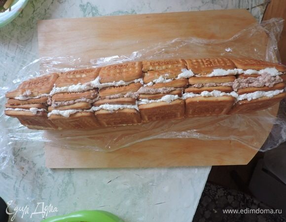 С помощью пленки складываем нашу конструкцию в треугольник, берем боковые части и аккуратно соединяем.