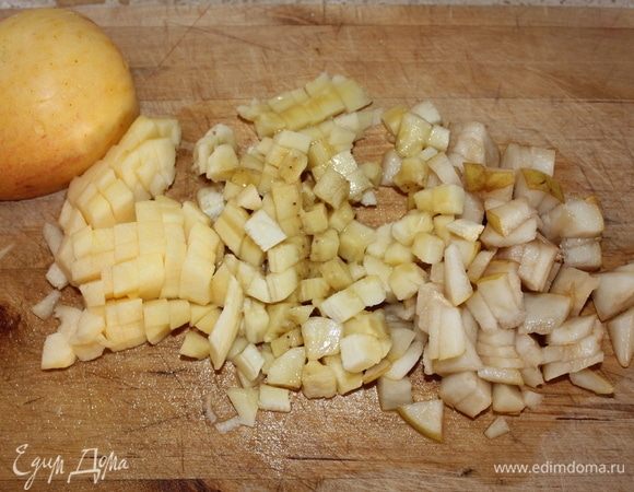 Начнем с подготовки начинки, которую мы выложим наверх. Для этого возьмите 1/2 яблока сладкого и мягкого сорта (например, сорт гала), 1/2 банана, 1 грушу, очистить от кожуры и мелко нарезать.
Вторую половину яблока я использовала для украшения сверху.