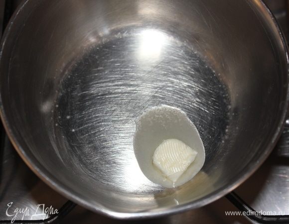 На медленном огне в небольшом сотейнике растопить сливочное масло.
