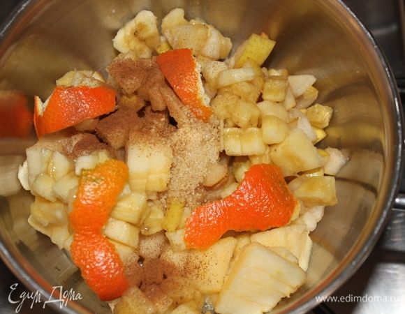 Сразу же всыпать нарезанные яблоко, грушу, банан, корицу, тросниковый сахар, 1/3 цедры мандарина. Накрыть крышкой, и оставить томиться на медленном огне, переодически помешивая.