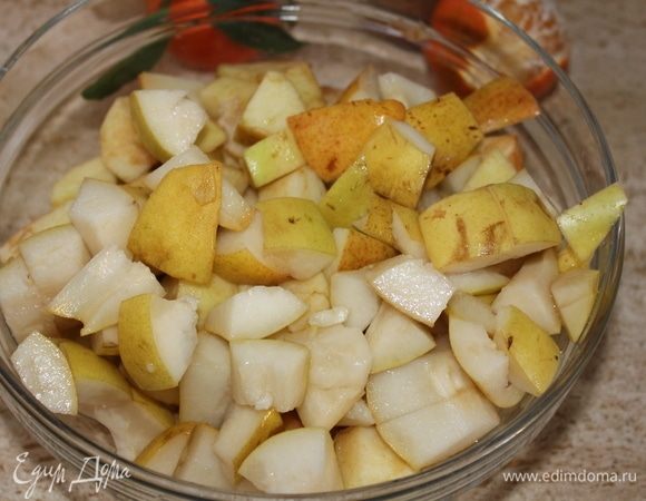 Тем временем, начинаем подготовку для пирога. Очистить яблоки, нарезать на крупные кусочки. Груши, так же, нарезать крупно. Я груши не чистила, у них кожура была нежная.