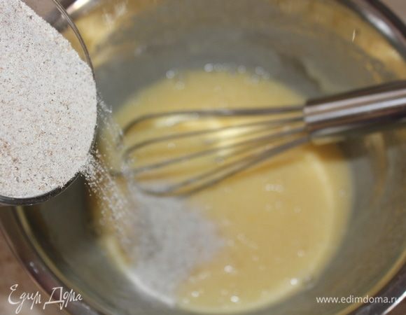 Постепенно всыпать муку (гречневую 1/3 стакана и пшеничную 2/3 стакана),  хорошо перемешать, чтобы не было комков.