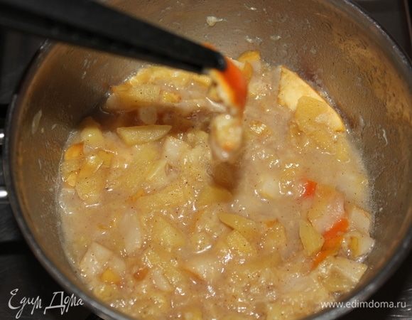 Верхняя начинка готова. Выключить огонь, убирать мандариновую шкурку, накрыть крышкой, оставить до востребования.