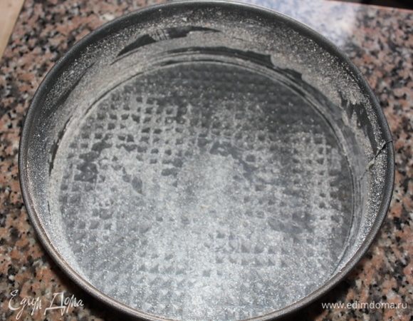 Подготовить разъемную форму для выпекания. Смазать холодным сливочным маслом дно и бока, присыпать гречневой мукой. Излишки муки убрать.
