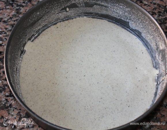 На дно выложить тонким слоем небольшую часть теста.