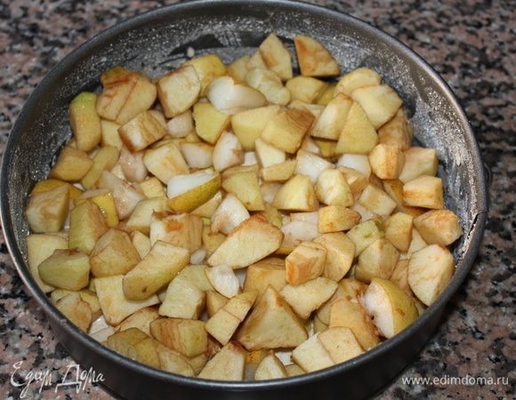 На тонкий слой теста, сверху выложить нарезанные крупно яблоки и груши. Распределить равномерно.