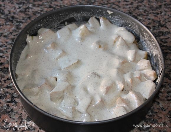 Залить сверху остатками теста. 