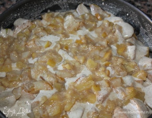 Сверху выложить начинку, которую мы приготовили ранее в сотейнике. Распеределить равномерно.