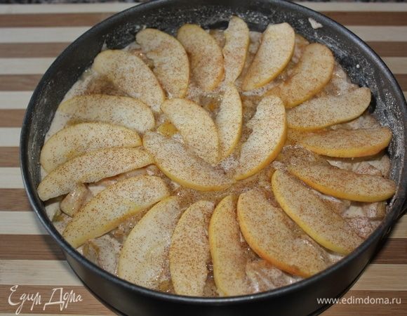 Последним слоем выложить тонко нарезанные кусочки 1/2 яблока (гала), присыпать корицей. Отправить в духовку, разогретую до 180°C на 40-45 минут. Проверить готовность на зубочистку или бамбуковую палочку.