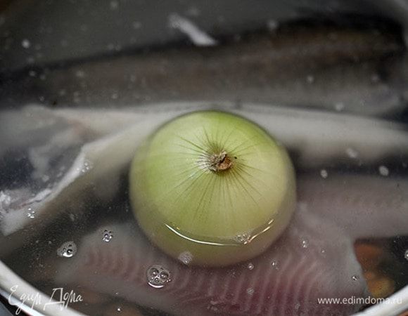 Залить водой, добавить половину луковицы целиком. Довести до кипения, снять пену и варить около 15 минут.