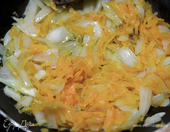 Другую половину луковицы нарезать, морковь натереть и обжарить все с добавлением масла. 