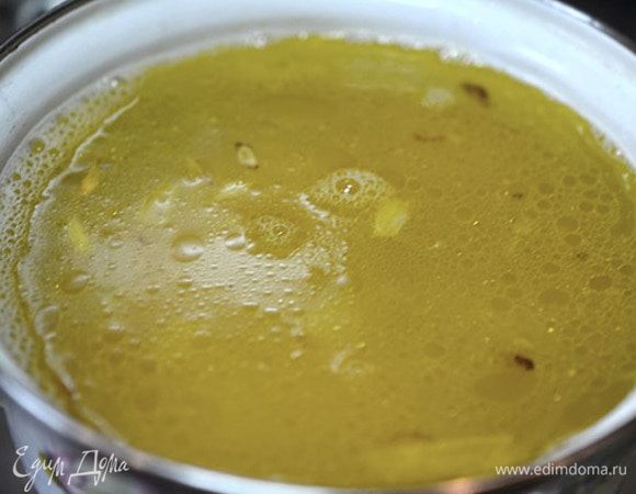 Рыбу и морепродукты убрать из супа, бульон процедить. Снова вернуть на огонь, добавить обжаренные лук с морковью.