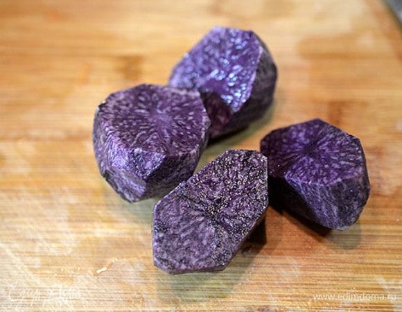 Добавить картошку. Я добавила цветную и белую картошку. Посмотрите, это другой сорт цветной картошки, она более темная и белый рисунок здесь другой. Довести до кипения, варить 15 минут.