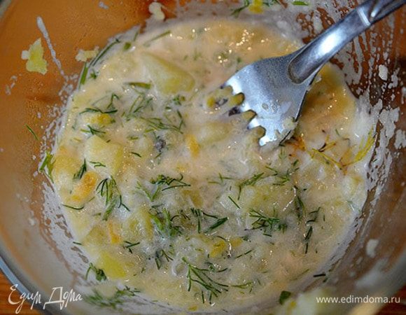 Половину картошки вытащить, размять вилкой, добавить укроп и сливки.