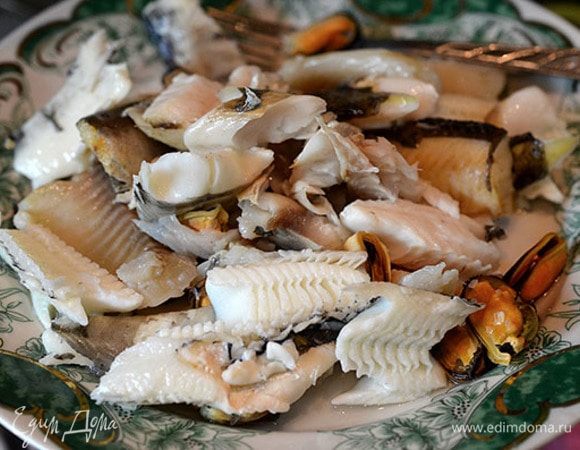 Рыбу отделить от костей и нарезать на кусочки.