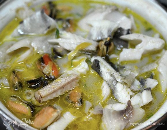 Добавить в бульон рыбу и картофельно-сливочную массу.