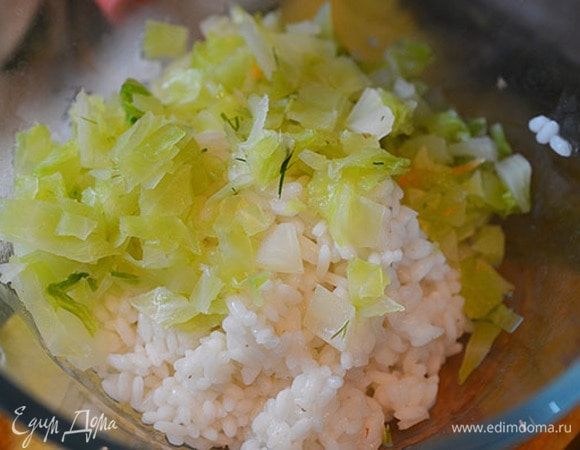 Рис отварить, капусту отварить и мелко нарезать.