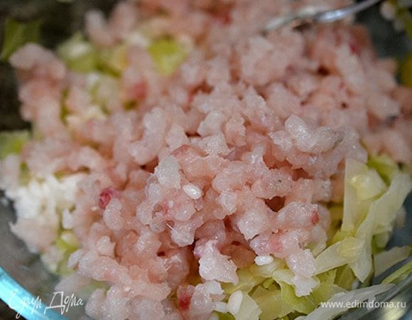 Пропустить через мясорубку и добавить к остальным ингредиентам.