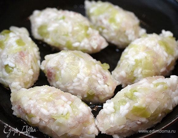 Сделать голубцы в форме колбасок и обжарить с добавлением масла.