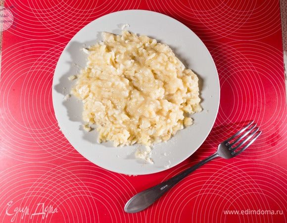 Пюрируем 2,5 спелых банана при помощи вилки. Оставшаяся половинка банана пригодиться для украшения наших маффинов.