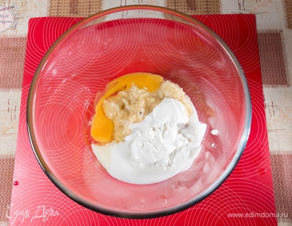 В миске соединяем пюре из бананов, яйцо, сметану, растительное масло.