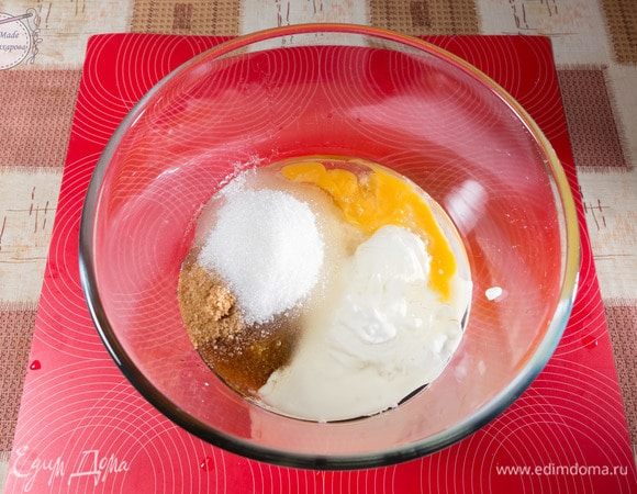 Туда же добавляем тростниковый сахар и обычный белый сахар.