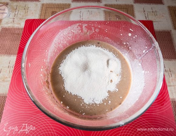 Муку, разрыхлитель, соду постепенно вводим в жидкую массу. Перемешиваем.