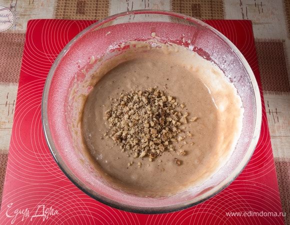 Добавить измельченные орехи в готовое тесто для маффинов. Аккуратно перемешать.