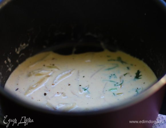 Влейте сливки, вино, доведите до кипения и готовьте еще 10 минут. Добавьте прованские травы, творожный сыр и готовьте еще 10 минут. Посолите по вкусу, слегка остудите.