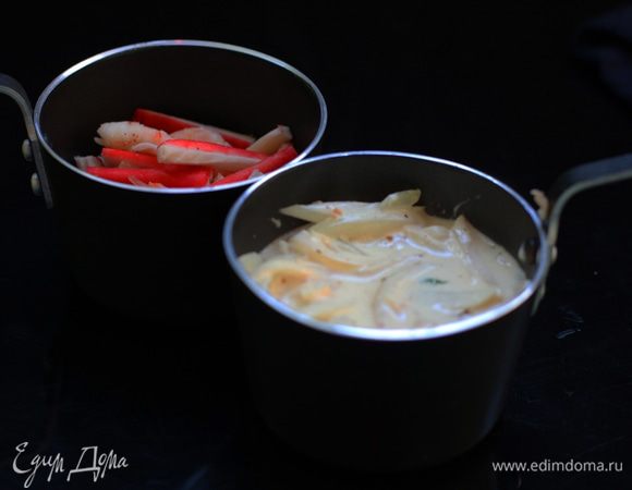 Разложите морепродукты в кокотницы или порционные формочки. Влейте получившийся соус. Объем заполнения формочек примерно ¾, чтоб при запекании соус не выплескивался.