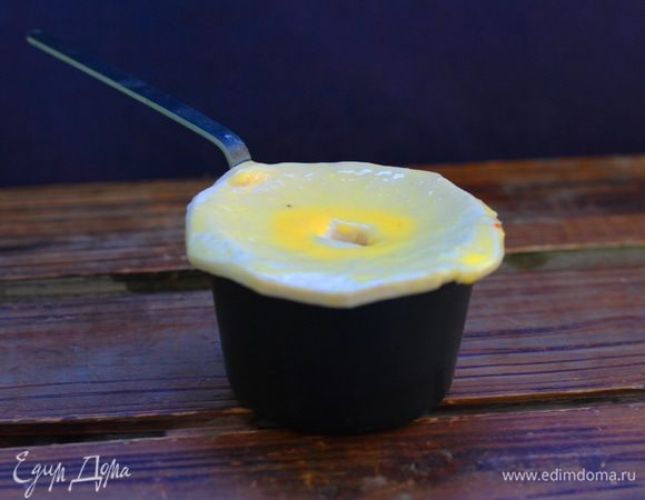 Вырежьте из нераскатанного теста кружки диаметром чуть больше диаметра кокотниц. Смажьте края кружков взболтанным яйцом, накройте кокотницы и прижмите края теста к краям посуды. Можно сделать отверстия для выхода пара при запекании.