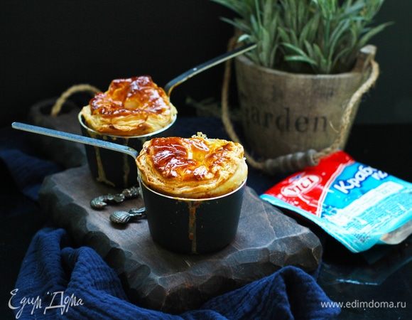 Смажьте верх оставшимся яйцом и поставьте в разогретую до 200°C духовку до золотистого цвета, на 20 минут.