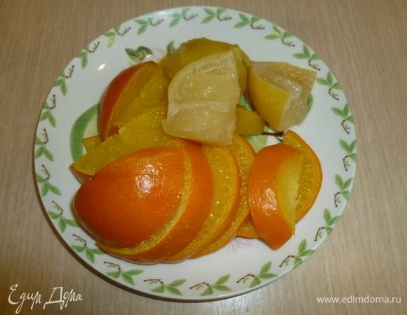 С фруктов слить воду, крупно нарезать и удалить косточки. Измельчить в комбайне.