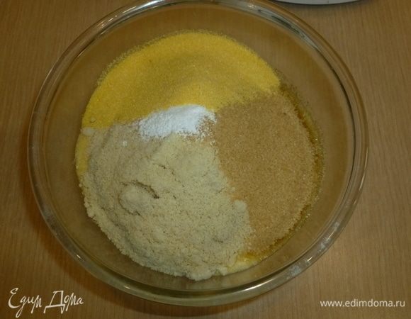 Разогреть духовку до 160°C. Смазать маслом разъемную форму (22-23 см). К цитрусовым ввести яйца и смешать. Добавить миндальную муку, сахар, ванильный сахар ТМ HAAS, разрыхлитель, поленту и фисташки.