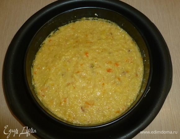 Выложить тесто в форму и выпекать 45 минут. Верх должен стать золотистым. Готовность можно проверить зубочисткой, она должна выйти сухой. Пирог остудить.