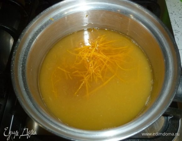 Для глазури с апельсина снять цедру.  Сложить в небольшой сотейник, добавить сахар, сок апельсина и лимона. Варить до консистенции сиропа.