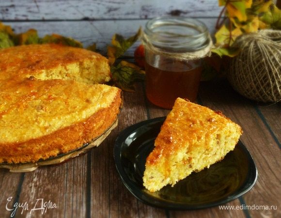 Пирог наколоть деревянной шпажкой и полить сиропом. Приятного аппетита!