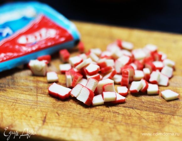 Креветки промыть и насухо промокнуть бумажным полотенцем. Слегка обжарить в оливковом масле. Дать остыть, затем нарезать на мелкие кусочки. Крабовые палочки ТМ VICI мелко нарезать кубиками и добавить к креветкам.