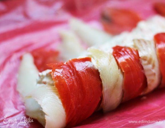 Помогая себе ковриком для суши, сверните рыбу рулетом.