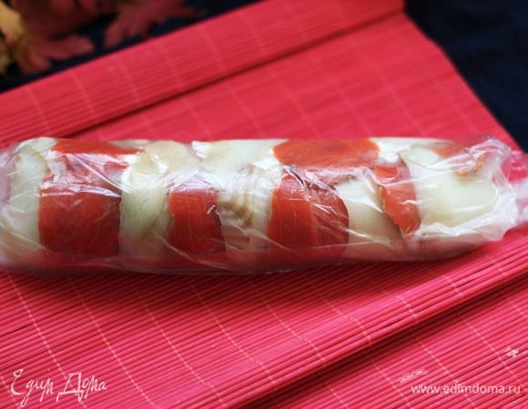 Закрутить концы рулета, выложить для застывания в холодильник. Сверху рулет обернуть фольгой.
Перед самой подачей для облегчения нарезки, вы можете поместить рулет на 15-20 минут в морозильную камеру.